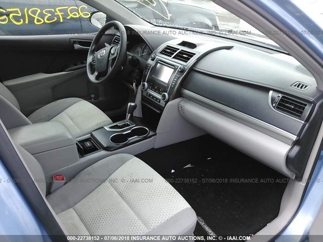 4T4BF1FK0ER363101 - 2014 TOYOTA CAMRY L/SE/LE/XLE ღია ლურჯი ფოტო 5