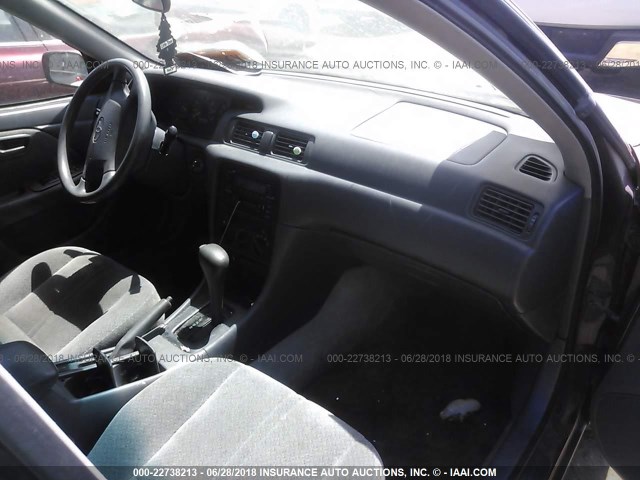 4T1BG22K51U027523 - 2001 TOYOTA CAMRY CE/LE/XLE 栗色 照片 5
