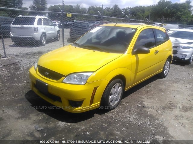 1FAFP31N57W143606 - 2007 FORD FOCUS ZX3/S/SE/SES YELLOW photo 2