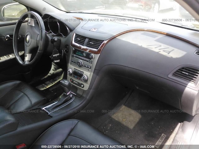 1G1ZE5EB1A4143946 - 2010 CHEVROLET MALIBU LTZ 银色 照片 5