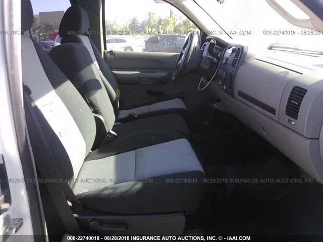 1GCHK29KX7E585471 - 2007 CHEVROLET SILVERADO K2500 HEAVY DUTY თეთრი ფოტო 5