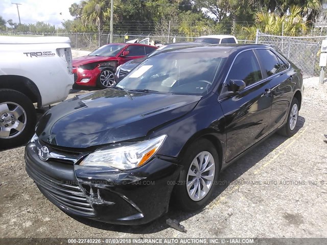 4T1BF1FK0GU587658 - 2016 TOYOTA CAMRY LE/XLE/SE/XSE BLACK photo 2
