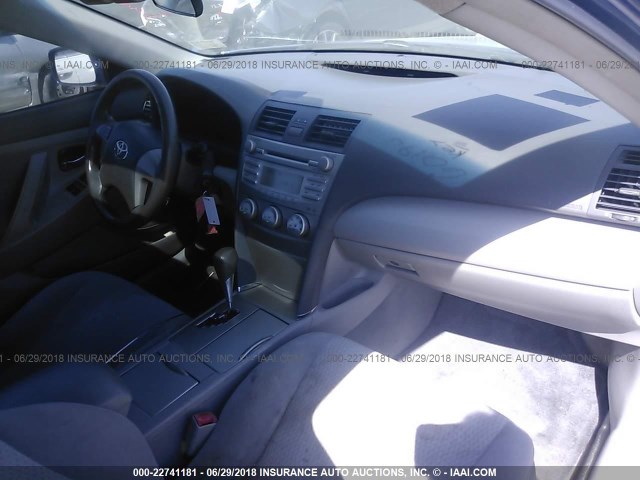 4T1BF3EK7BU672518 - 2011 TOYOTA CAMRY SE/LE/XLE BLUE photo 5