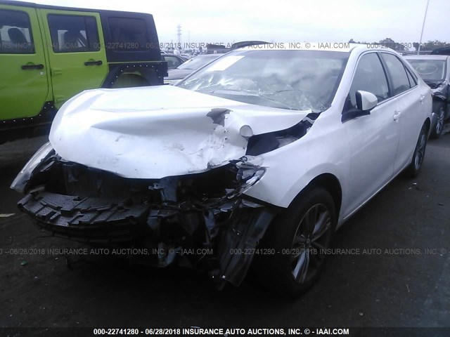 4T1BF1FK3HU276209 - 2017 TOYOTA CAMRY LE/XLE/SE/XSE WHITE photo 2