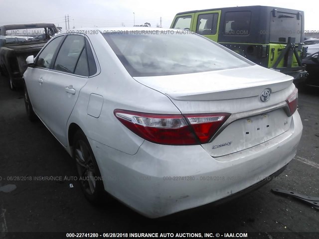 4T1BF1FK3HU276209 - 2017 TOYOTA CAMRY LE/XLE/SE/XSE WHITE photo 3