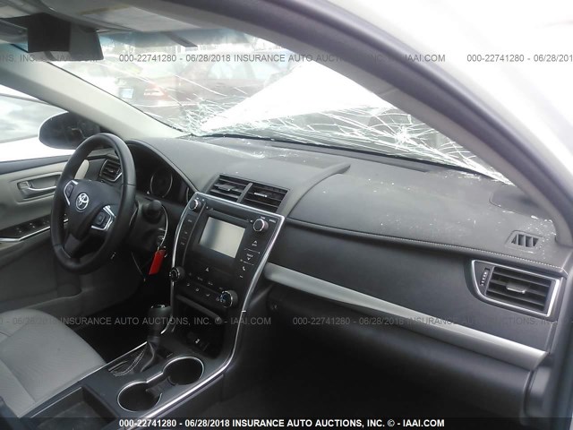 4T1BF1FK3HU276209 - 2017 TOYOTA CAMRY LE/XLE/SE/XSE WHITE photo 5