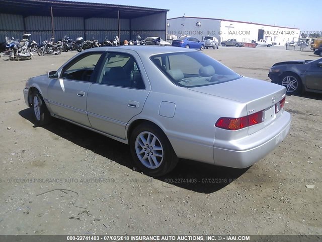 4T1BF28K1YU104568 - 2000 TOYOTA CAMRY LE/XLE SILVER photo 3