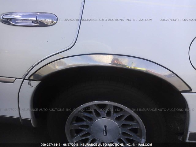 1LNHM81W3XY658895 - 1999 LINCOLN TOWN CAR EXECUTIVE WHITE photo 6