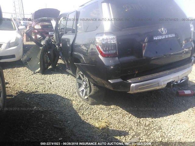 JTEBU5JR7H5480524 - 2017 TOYOTA 4RUNNER SR5 PREM/LTDL/TRAIL/TRD Szary zdjęcie 3