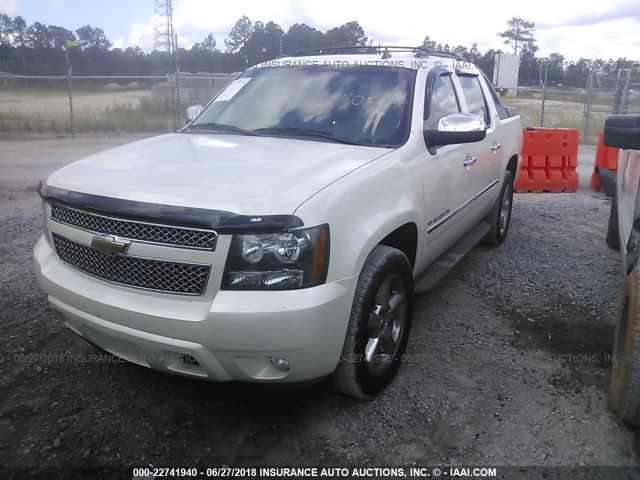 3GNVKGE06AG257279 - 2010 CHEVROLET AVALANCHE LTZ WHITE photo 2