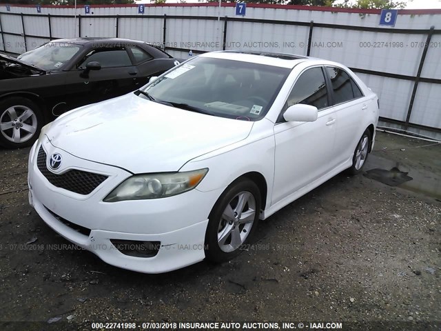 4T1BF3EK4BU650685 - 2011 TOYOTA CAMRY SE/LE/XLE თეთრი ფოტო 2
