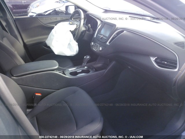 1G1ZB5ST0HF136894 - 2017 CHEVROLET MALIBU LS ნაცრისფერი ფოტო 5