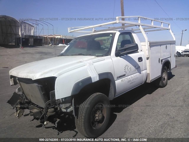 1GBHC24U54E175375 - 2004 CHEVROLET SILVERADO C2500 HEAVY DUTY WHITE photo 2