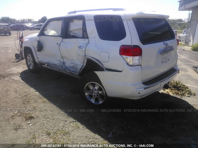 JTEBU5JR8C5109297 - 2012 TOYOTA 4RUNNER SR5/LIMITED/TRAIL WHITE photo 3