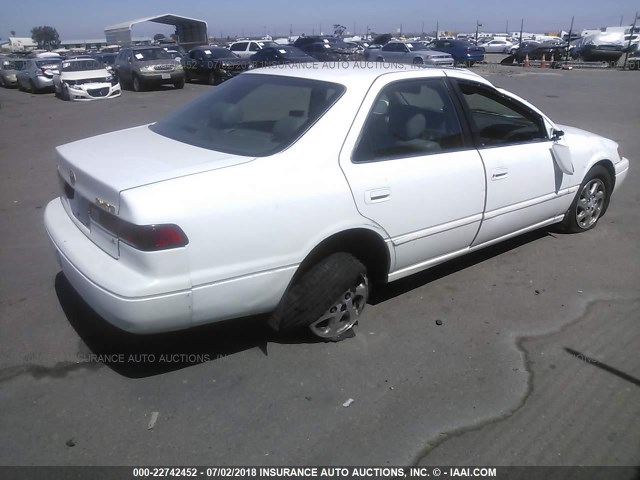 JT2BF22K5V0051205 - 1997 TOYOTA CAMRY LE/XLE WHITE photo 4