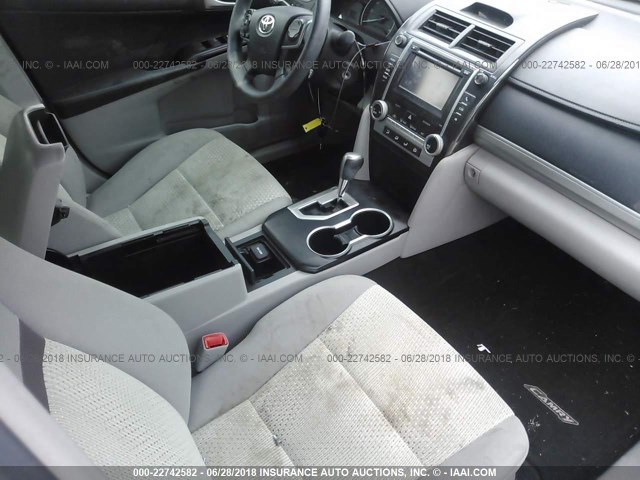 4T4BF1FK6CR236687 - 2012 TOYOTA CAMRY SE/LE/XLE ვერცხლისფერი ფოტო 5