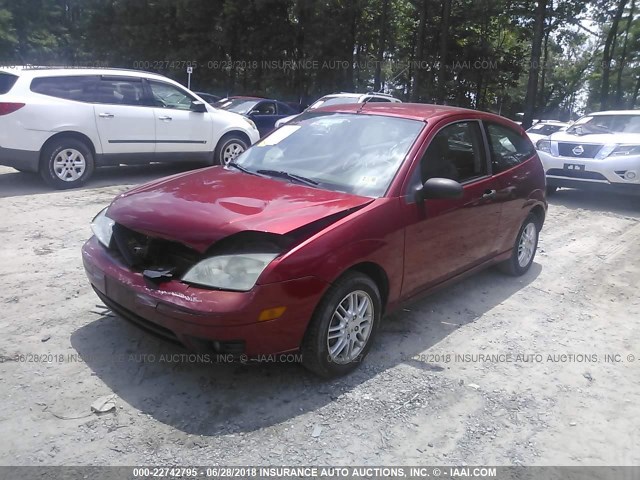 3FAFP31N55R134775 - 2005 FORD FOCUS ZX3 RED photo 2