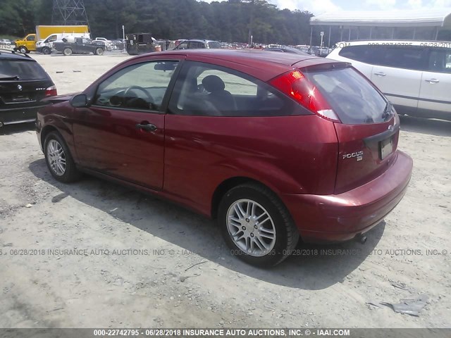3FAFP31N55R134775 - 2005 FORD FOCUS ZX3 RED photo 3