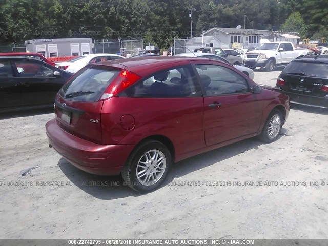 3FAFP31N55R134775 - 2005 FORD FOCUS ZX3 RED photo 4