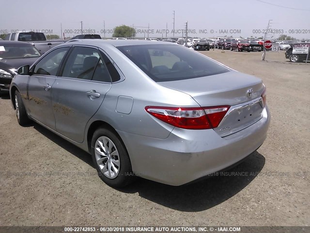 4T4BF1FK5GR574040 - 2016 TOYOTA CAMRY LE/XLE/SE/XSE SILVER photo 3