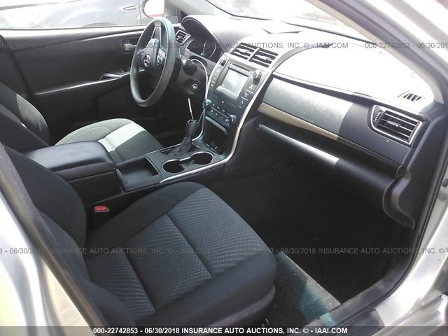 4T4BF1FK5GR574040 - 2016 TOYOTA CAMRY LE/XLE/SE/XSE SILVER photo 5