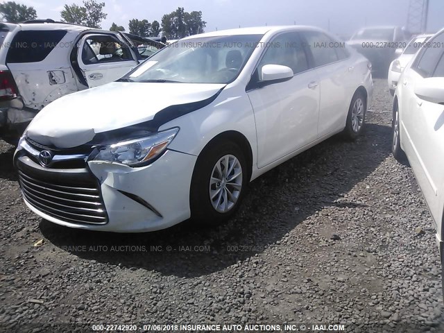 4T1BF1FK2GU533312 - 2016 TOYOTA CAMRY LE/XLE/SE/XSE 白色 照片 2
