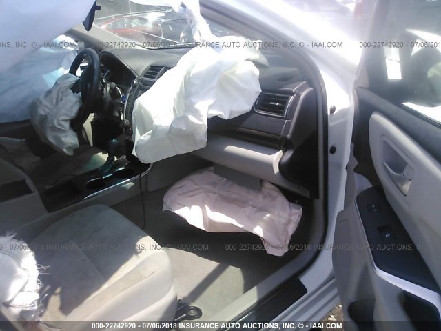 4T1BF1FK2GU533312 - 2016 TOYOTA CAMRY LE/XLE/SE/XSE 白色 照片 5