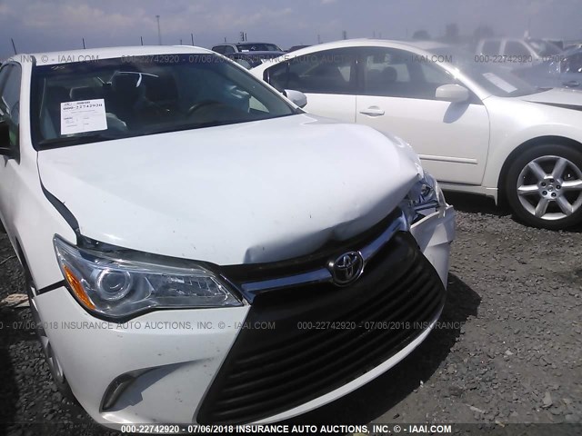 4T1BF1FK2GU533312 - 2016 TOYOTA CAMRY LE/XLE/SE/XSE 白色 照片 6