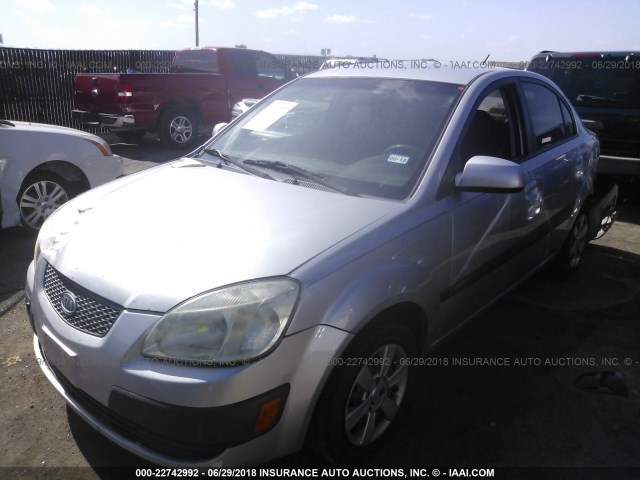 KNADE123476210346 - 2007 KIA RIO LX/SX SILVER photo 2