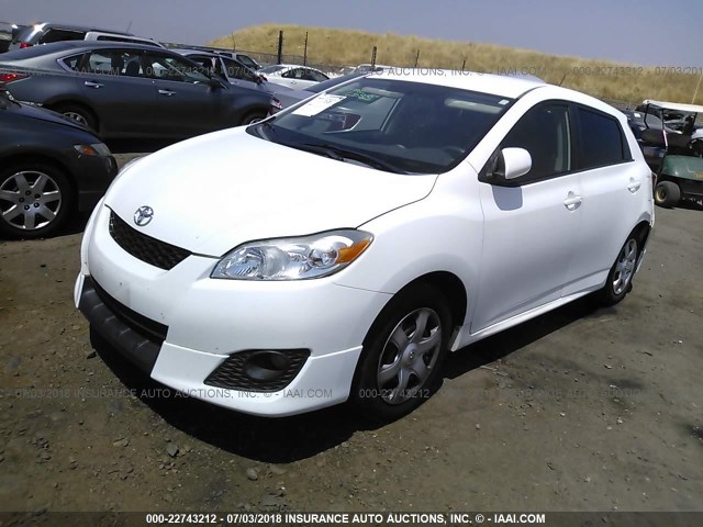 2T1KU4EE8AC299074 - 2010 TOYOTA COROLLA MATRIX  WHITE photo 2