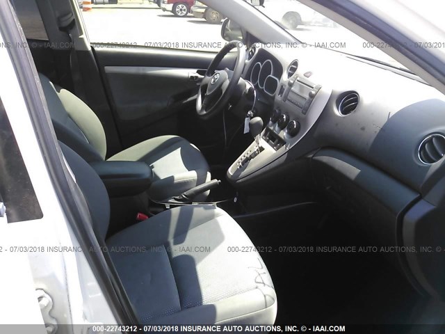 2T1KU4EE8AC299074 - 2010 TOYOTA COROLLA MATRIX  WHITE photo 5