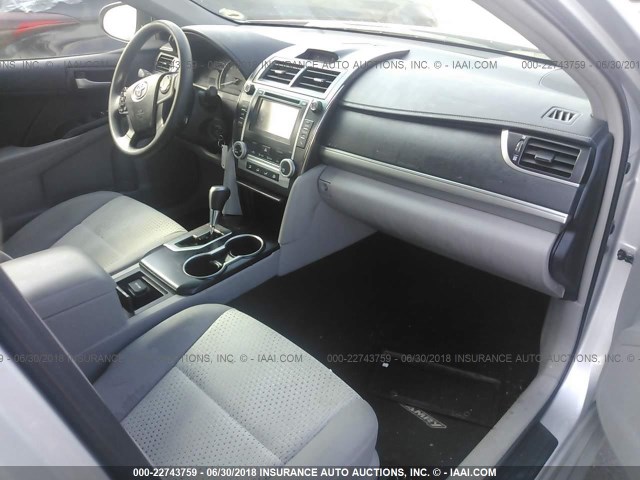 4T4BF1FK0ER419134 - 2014 TOYOTA CAMRY L/SE/LE/XLE SILVER photo 5