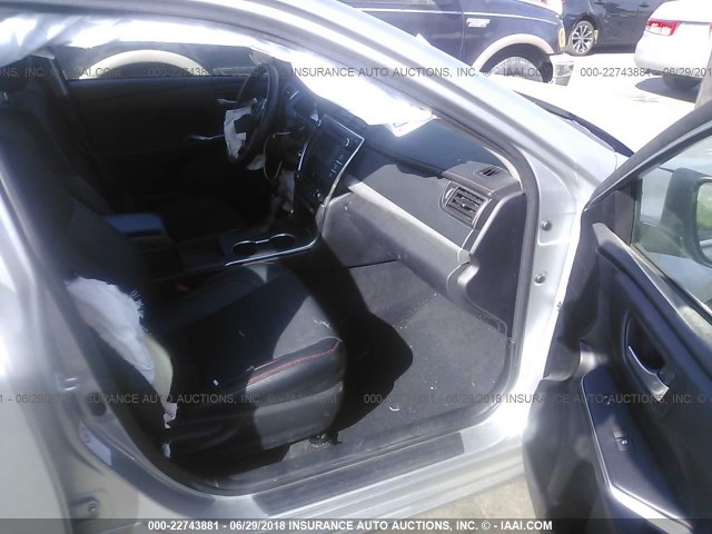 4T1BF1FKXGU166689 - 2016 TOYOTA CAMRY LE/XLE/SE/XSE GRAY photo 5