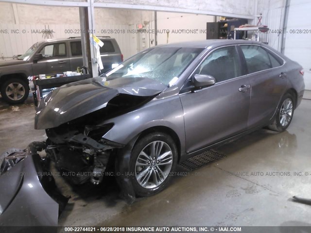 4T1BF1FK0GU205130 - 2016 TOYOTA CAMRY LE/XLE/SE/XSE GRAY photo 2