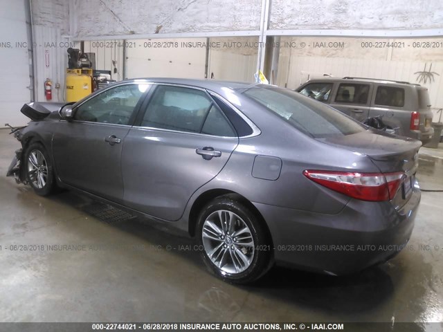 4T1BF1FK0GU205130 - 2016 TOYOTA CAMRY LE/XLE/SE/XSE GRAY photo 3