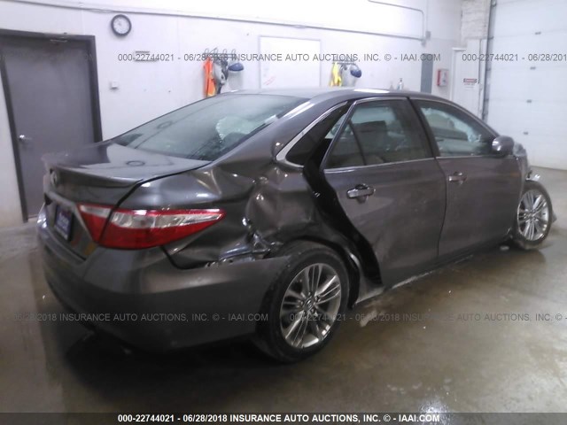 4T1BF1FK0GU205130 - 2016 TOYOTA CAMRY LE/XLE/SE/XSE GRAY photo 4