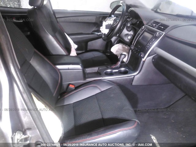 4T1BF1FK0GU205130 - 2016 TOYOTA CAMRY LE/XLE/SE/XSE GRAY photo 5