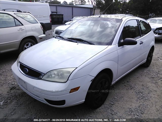 1FAFP31N97W196860 - 2007 FORD FOCUS ZX3/S/SE/SES WHITE photo 2