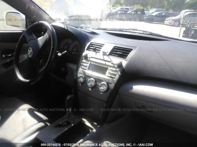 4T1BF3EKXBU680192 - 2011 TOYOTA CAMRY SE/LE/XLE WHITE photo 5