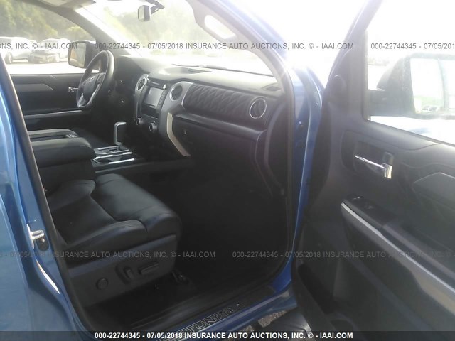 5TFAW5F18GX499132 - 2016 TOYOTA TUNDRA CREWMAX 1794/PLATINUM 蓝色 照片 5
