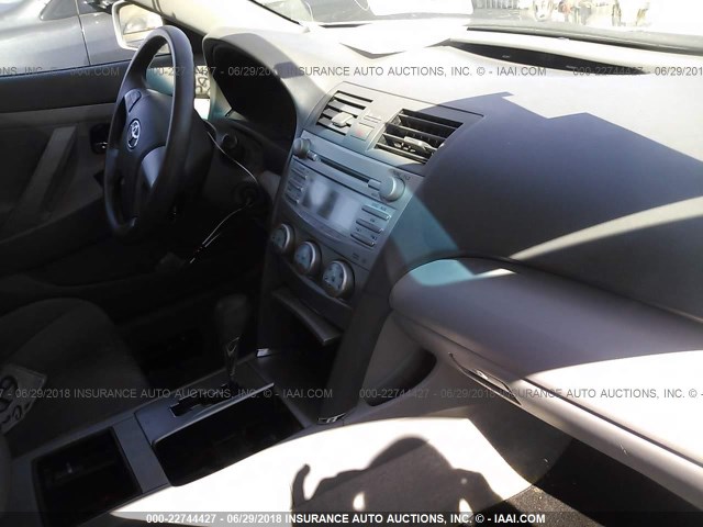 4T1BE46K39U283473 - 2009 TOYOTA CAMRY SE/LE/XLE SILVER photo 5