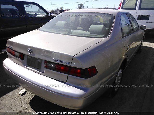 JT2BG22K3W0238571 - 1998 TOYOTA CAMRY CE/LE/XLE ბეჟი ფოტო 4