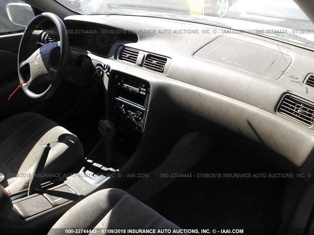 JT2BG22K3W0238571 - 1998 TOYOTA CAMRY CE/LE/XLE ბეჟი ფოტო 5