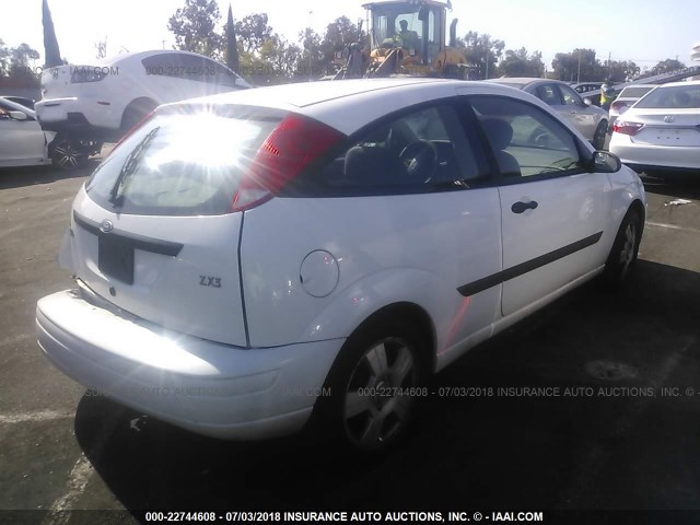 3FAFP31Z73R143378 - 2003 FORD FOCUS ZX3 WHITE photo 4