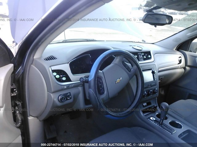 1GNKRFKD0EJ233967 - 2014 CHEVROLET TRAVERSE LS GRAY photo 5