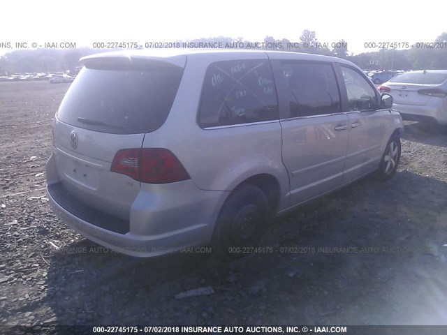 2V4RW3D11AR199356 - 2010 VOLKSWAGEN ROUTAN SE SILVER photo 4