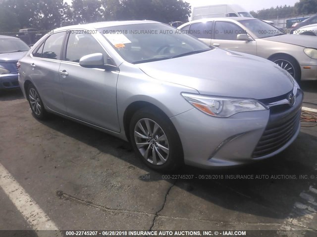 4T1BF1FK3HU639785 - 2017 TOYOTA CAMRY LE/XLE/SE/XSE 银色 照片 1