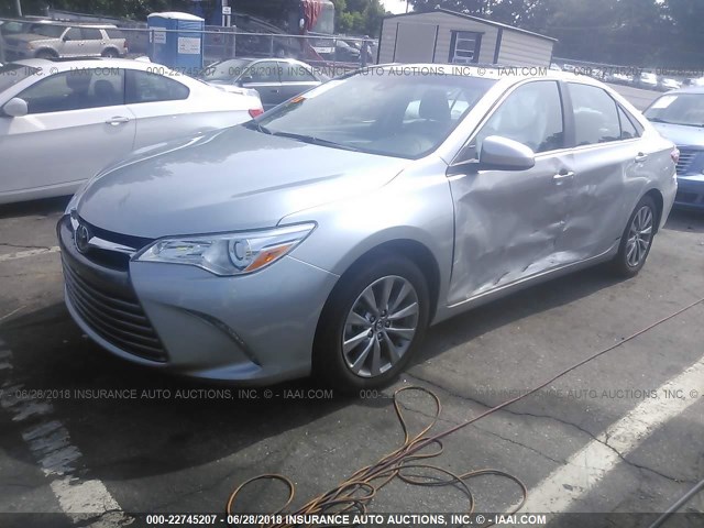 4T1BF1FK3HU639785 - 2017 TOYOTA CAMRY LE/XLE/SE/XSE 银色 照片 2