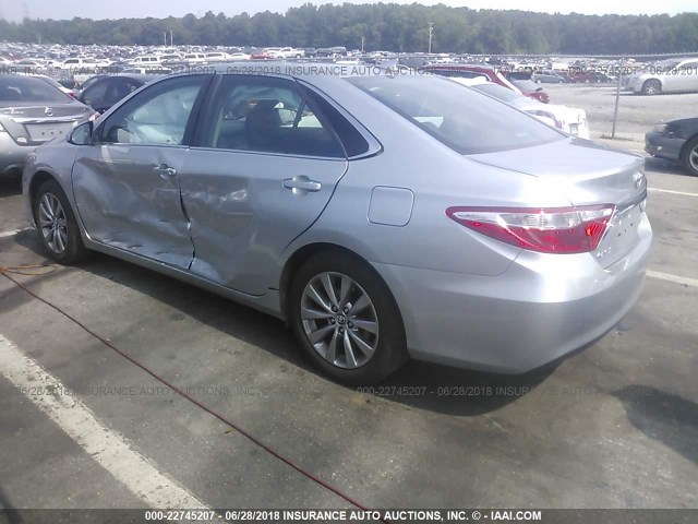 4T1BF1FK3HU639785 - 2017 TOYOTA CAMRY LE/XLE/SE/XSE 银色 照片 3