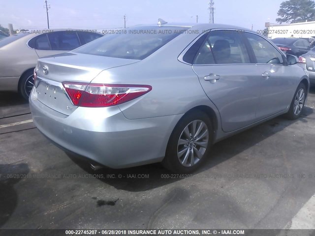 4T1BF1FK3HU639785 - 2017 TOYOTA CAMRY LE/XLE/SE/XSE 银色 照片 4